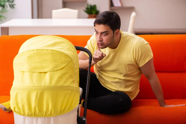 Junger Mann kümmert sich zu Hause um Neugeborenes — Stockfoto