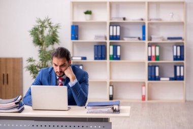 Ofiste çalışan genç bir erkek.