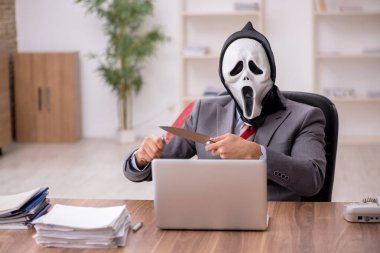 Şeytan işadamı işyerinde oturuyor.