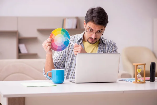 Joven diseñador masculino trabajando desde casa —  Fotos de Stock