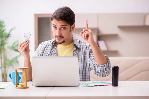 Junge männliche Freiberufler arbeiten von zu Hause aus — Stockfoto