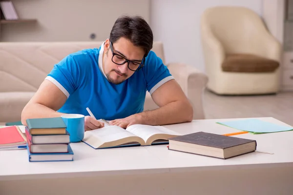 Giovane studente maschio che studia a casa — Foto Stock