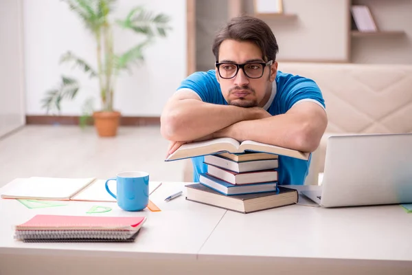 Joven estudiante masculino estudiando en casa — Foto de Stock