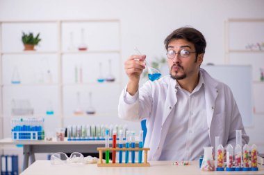 Genç erkek kimyager uyuşturucu sentezi konsepti