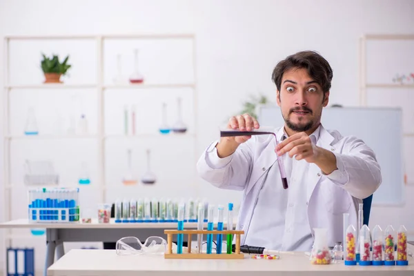 年轻男性化学家在药物合成概念方面的研究 — 图库照片