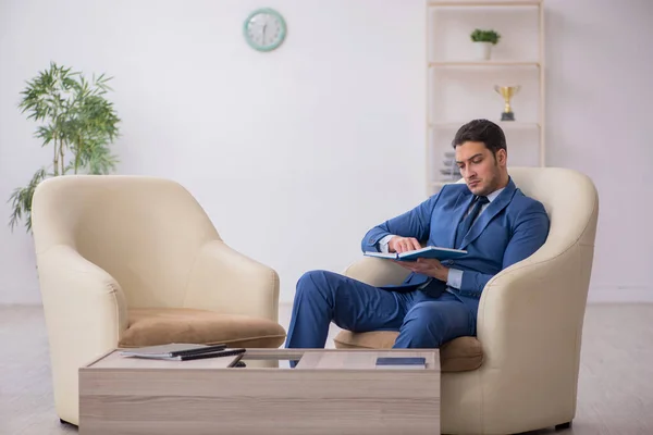 Junge männliche Mitarbeiter warten auf Geschäftstreffen — Stockfoto