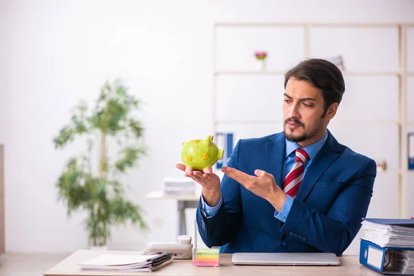 Jeune homme salarié à la retraite concept — Photo