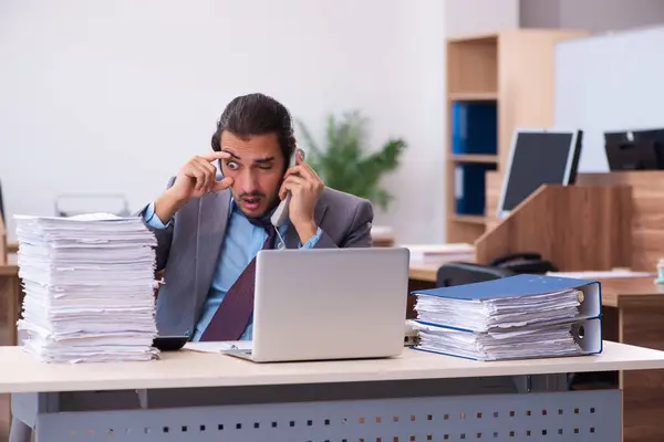 Junge männliche Angestellte unzufrieden mit exzessiver Arbeit im Büro — Stockfoto