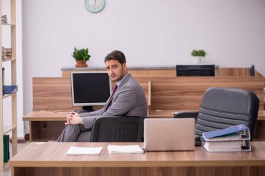 Ofiste çalışan genç işadamı.