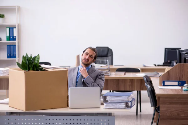 Jovem empregado masculino sendo demitido de seu trabalho — Fotografia de Stock