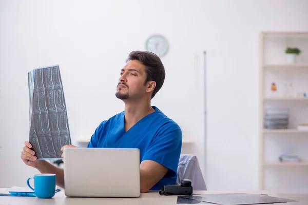 Jovem médico radiologista trabalhando na clínica — Fotografia de Stock