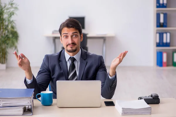 Giovane dipendente maschile seduto sul posto di lavoro — Foto Stock