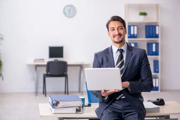 Jeune employé masculin assis sur le lieu de travail — Photo