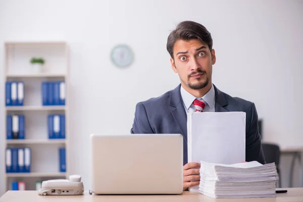 Jovem trabalhador masculino sentado no local de trabalho — Fotografia de Stock