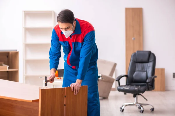 大流行病期间在办公室工作的年轻男性木匠 — 图库照片