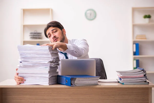 Empleado joven empresario descontento con el trabajo excesivo en la oficina — Foto de Stock