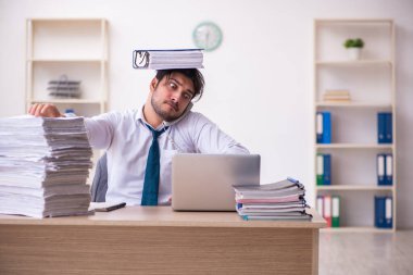 Genç işadamı ofisteki aşırı işten memnun değil.