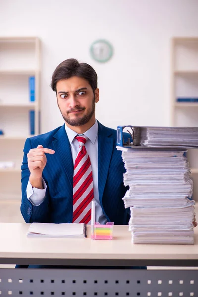 Młody pracownik biznesowy niezadowolony z nadmiernej pracy w biurze — Zdjęcie stockowe
