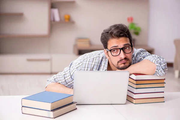 Joven estudiante masculino preparándose para los exámenes en casa —  Fotos de Stock