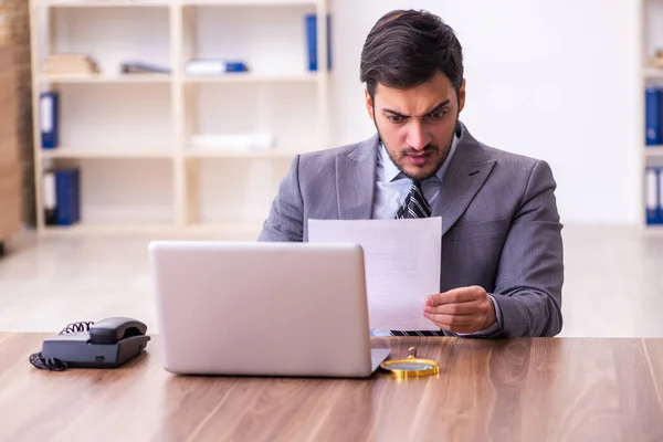 Jovem bonito empresário empregado que trabalha no escritório — Fotografia de Stock