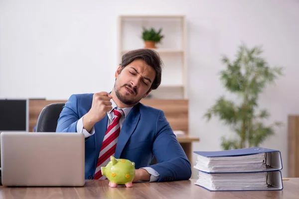 Jeune homme employé à la retraite concept sur le lieu de travail — Photo