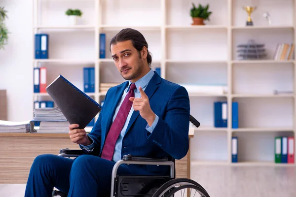 Młody niepełnosprawny pracownik pracujący w biurze — Zdjęcie stockowe