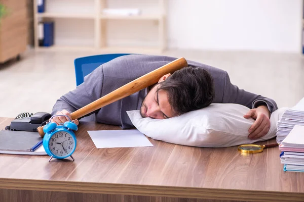 Genç erkek çalışanın uyuyakalma konsepti — Stok fotoğraf