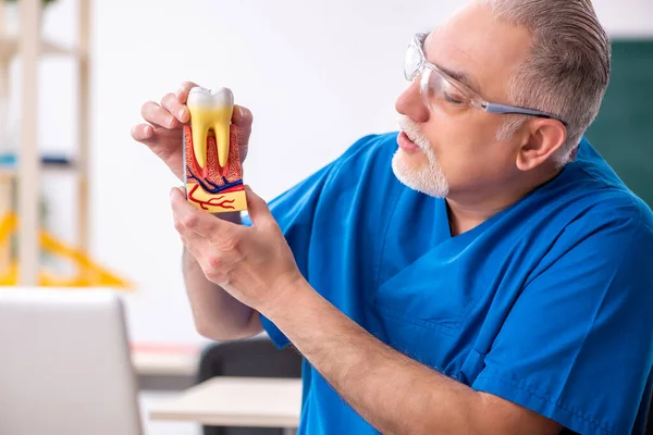 Alter Zahnarzt im Telestudie-Konzept — Stockfoto