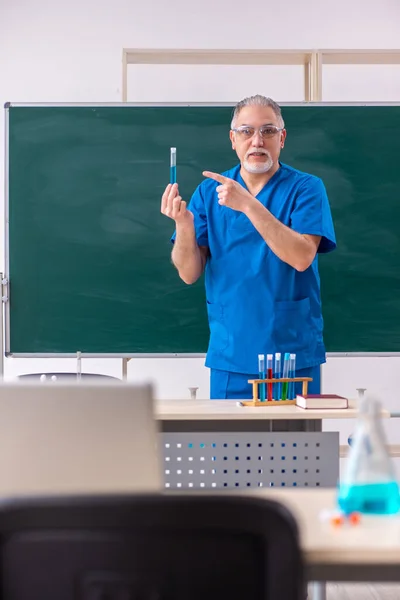 Gamla manliga lärare kemist i klassrummet — Stockfoto