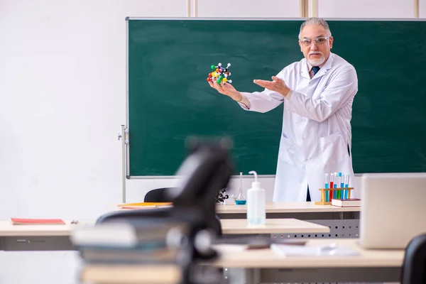 Homem velho professor químico na sala de aula — Fotografia de Stock