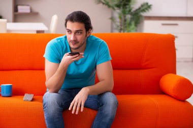 Genç erkek öğrenci salgın sırasında evde oturuyor.