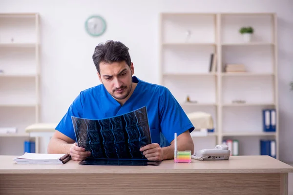 Klinikte çalışan genç bir erkek radyolog. — Stok fotoğraf