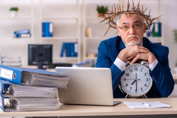 Vieil employé masculin portant une couronne piquante dans le concept de gestion du temps — Photo