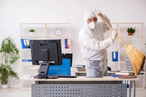 Viejo contratista limpiando la oficina sosteniendo escoba — Foto de Stock