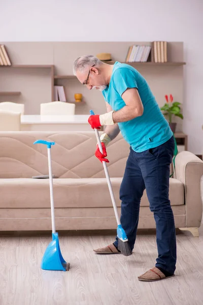 Velho limpando a casa — Fotografia de Stock