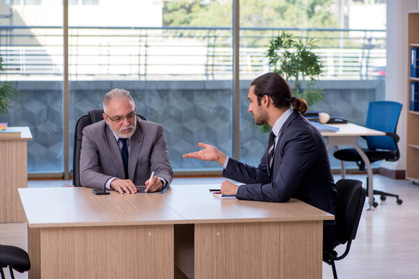 Два бизнесмена обсуждают бизнес-проект