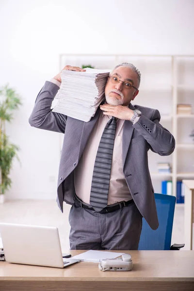 Viejo empleado que trabaja en el lugar de trabajo — Foto de Stock