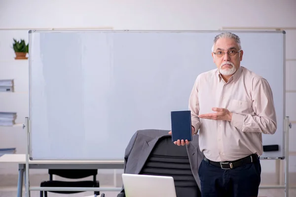 화이트보드 앞에 서 있는 늙은 남성 교사 — 스톡 사진