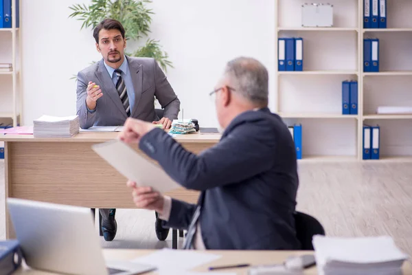 Twee mannelijke werknemers die op kantoor werken — Stockfoto