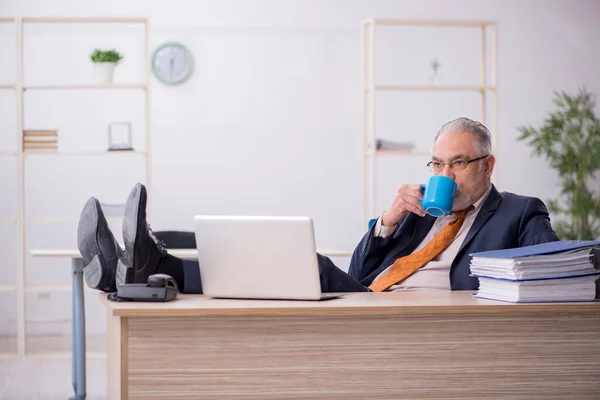 Alte männliche Angestellte trinkt Kaffee in der Pause — Stockfoto