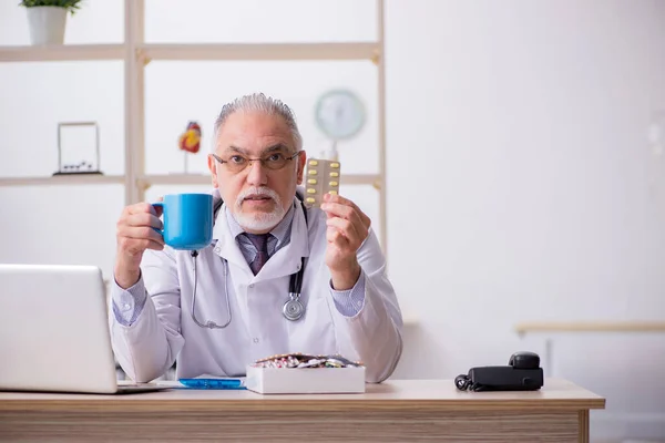 Viejo médico que trabaja en la clínica — Foto de Stock