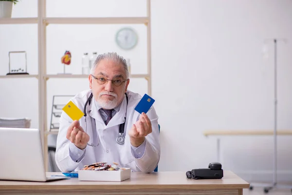 Vieux médecin masculin travaillant à la clinique — Photo