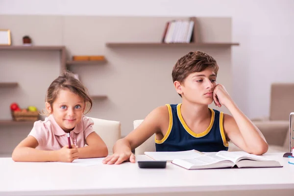 Schoolboy and his small sister staying at home during pandemic — Stock Photo, Image