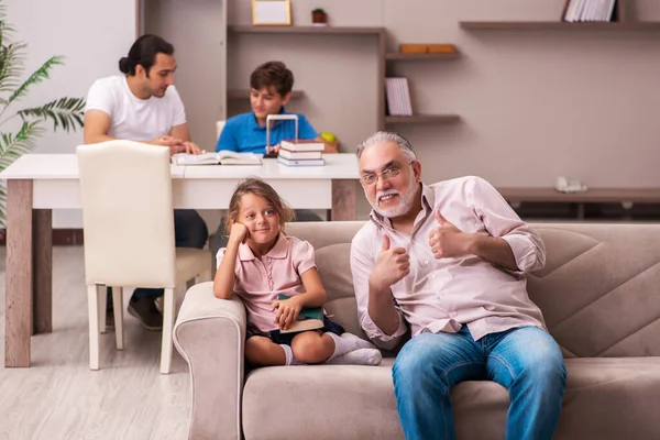 Tre generationer hemma under pandemin — Stockfoto