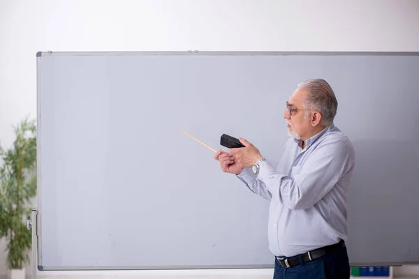 Старый учитель-мужчина перед доской — стоковое фото