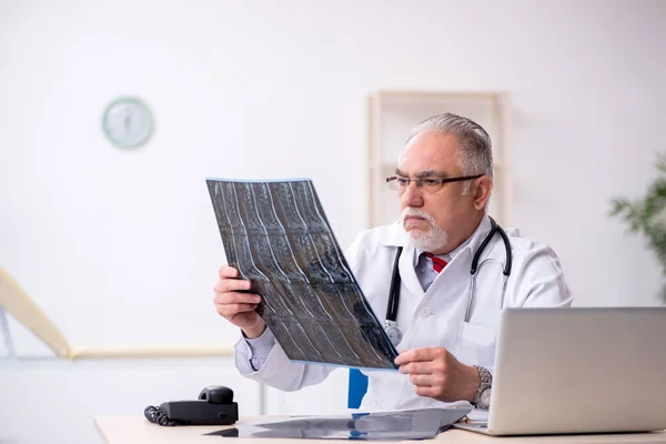Viejo radiólogo médico que trabaja en la clínica —  Fotos de Stock