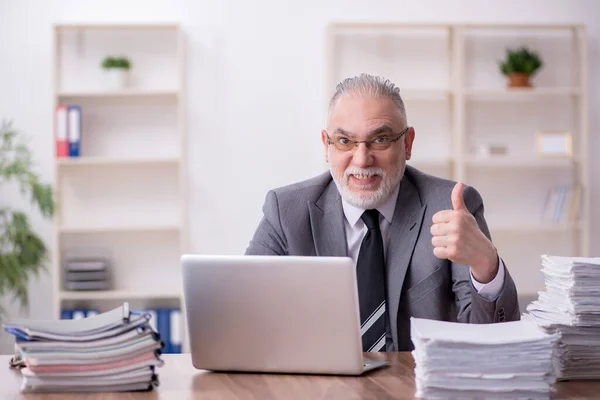 Vecchio dipendente maschile che lavora in ufficio — Foto Stock