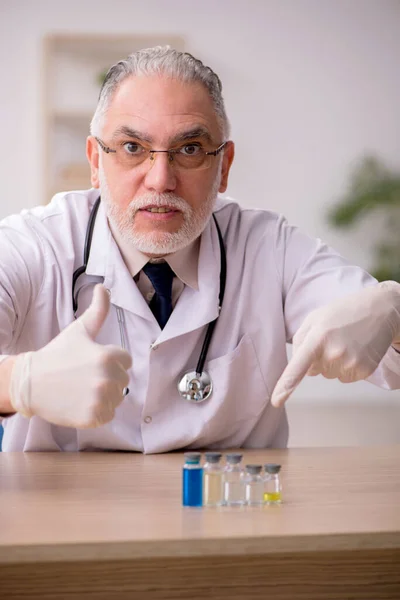 Viejo médico varón en concepto de vacunación —  Fotos de Stock