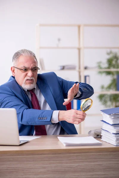 Viejo empleado y demasiado trabajo en la oficina — Foto de Stock