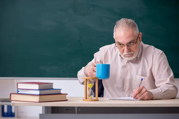 Старый учитель-мужчина в концепции управления временем — стоковое фото